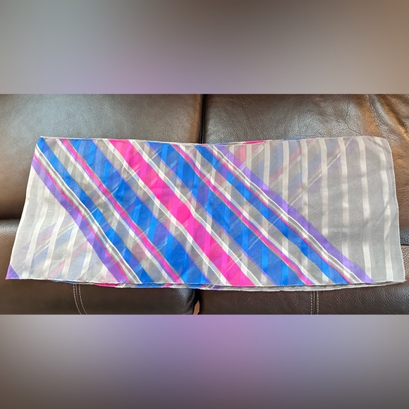 Vintage gorgeous sheer 1980s scarf in shades of purple, blue and silver ￼ - Picture 5 of 7